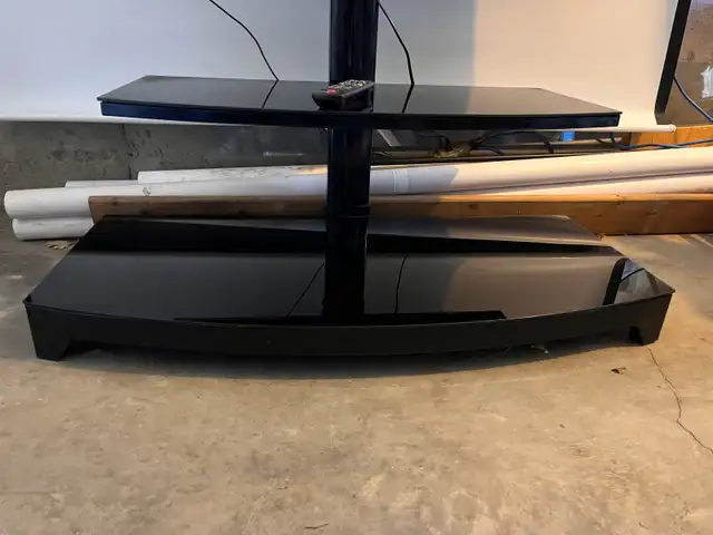 Panasonic  TV + TV stand with swivel mount in TVs in Gatineau - Image 11