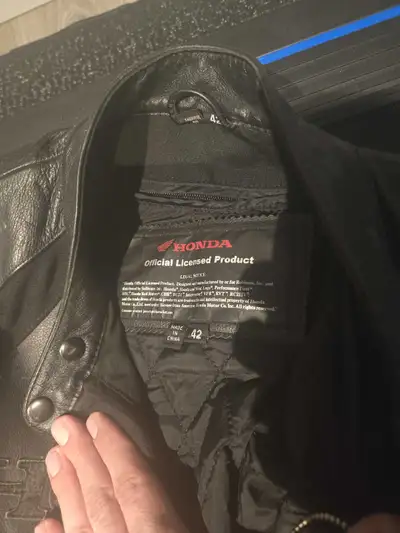 This is a black, size 42 Honda motorcycle jacket, perfect for any Honda enthusiast looking for a sty...