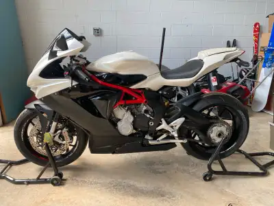 Beautiful bike in perfect condition that stands out in a crowd. This is the 800 with 148hp not the 6...