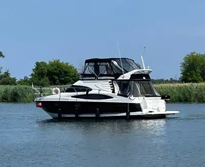 Rare sur le marché, ce luxueux bateau a navigué qu’en eau douce. Doté de moteurs Mercruiser 8.1 HO a...