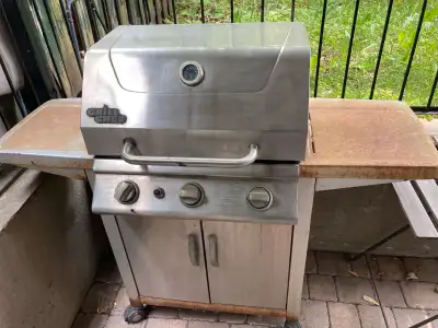 Rouillé mais solide. A besoin d'un bon nettoyage. Vient avec une bonbonne de gaz vide. Rusty but sol...