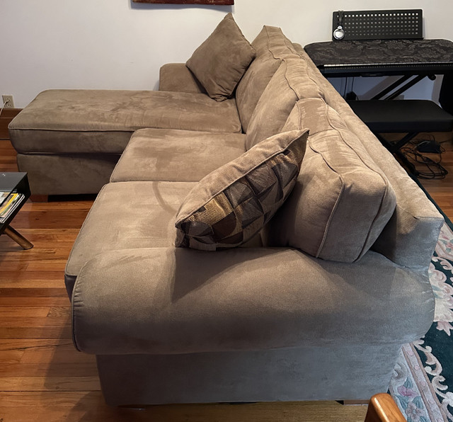 Sofa velour beige for sale -Price Negotiable/Canapé pour vendre dans Sofas et futons  à Ville de Montréal - Image 2