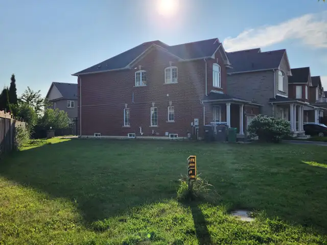 4 Bedroom Detached House for Lease in Brampton.Call 416 948 4757