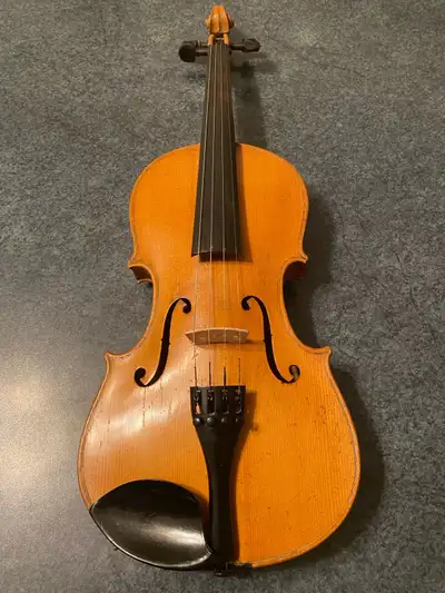 This 4/4 size violin shows wonderful craftsmanship!!! The violin is simply gorgeous in a rare light...