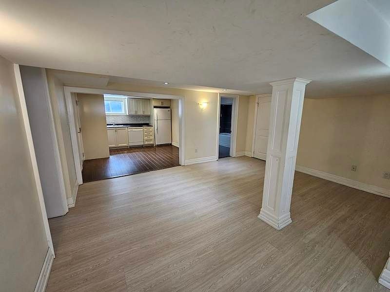 *{LOWER LEVEL-SPACIOUS+STUNNING 2bdrs@Keele St/HYW 401}* 3