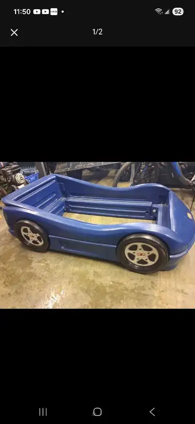 Zoom into dreamland with this playful Little Tikes car bed! This sturdy toddler bed, shaped like a s...