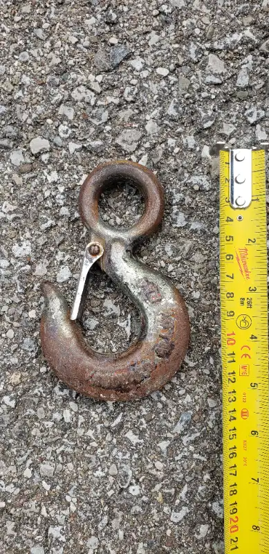 Large industrial hooks with latch in Ladders & Scaffolding in Oakville / Halton Region - Image 3