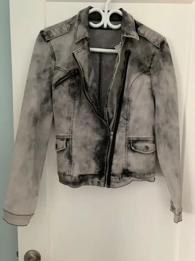 Women’s Jean Jacket in Women's - Tops & Outerwear in Guelph - Image 3