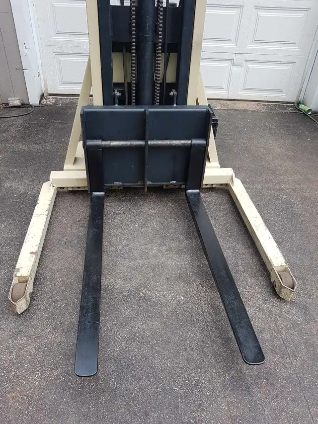 Pallet Stacker Crown power forward / reverse in Industrial Kitchen Supplies in Moncton - Image 4