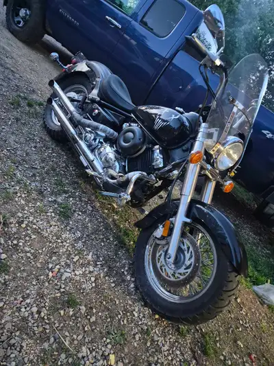 1998 Yamaha Vstar 650 Runs perfectly tires are great , breaks are great.. Looks mint ..