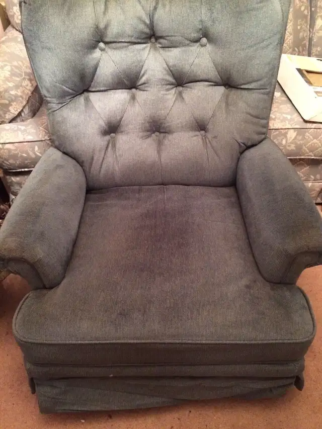 Recliner in Chairs & Recliners in Kingston - Image 4