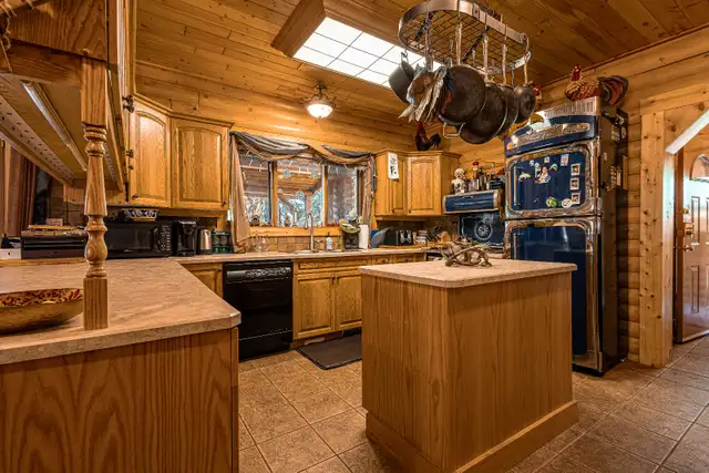 5  bedroom 2  bath lakefront cabin with private beach in Houses for Sale in Kelowna - Image 6