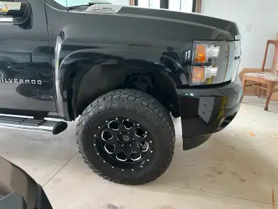 Fuel wheels 18x9, 6x139.7 came of Chevy Silverado. Toyo AT 111 tires 285-65-18 Tires have less than...