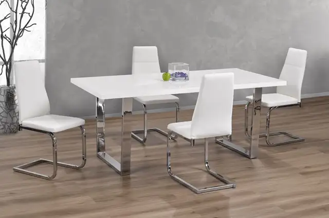 WHITE DINING TABLE WITH 4 OR 6 CHAIRS SET in Dining Tables & Sets in Oakville / Halton Region - Image 2