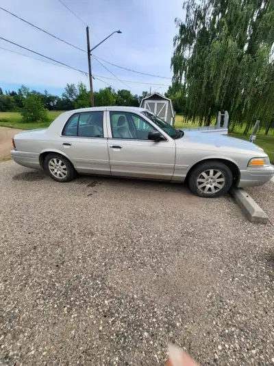 2007 Ford Crown Vic LX RWD Includes extra set of winter tires on rims. Paint peeling as shown in pic...