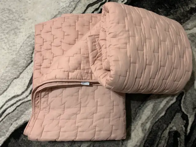 3 Pink Blankets in Bedding in Strathcona County - Image 4