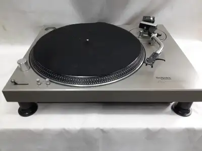 (1) Table tournante direct drive de marque Technics modele SL-1200 propre & fonctionnelle sans couve...
