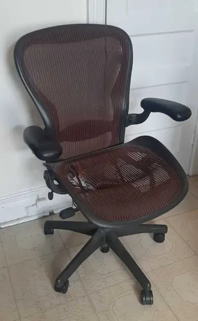 Aeron chair size C (damaged mesh), View more