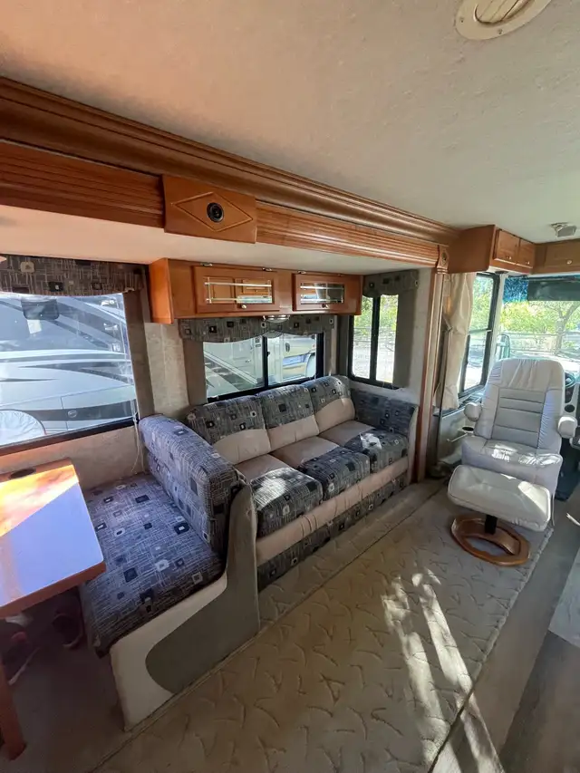 Gulf Stream Diesel Pusher Motorhome in RVs & Motorhomes in Medicine Hat - Image 4