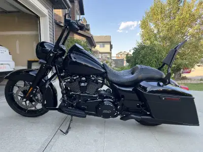 Selling my Road King as I just don’t ride enough. Only has 3,500km and a ton of after market parts....
