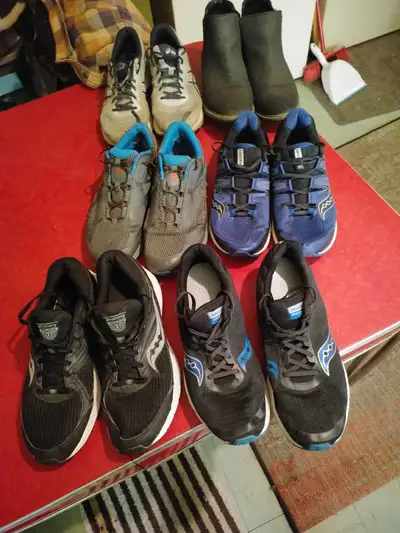 5 pairs of sneakers And one pair of slip on mens boots. All size 12. 2 pairs say us 13 but they fit...