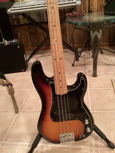 Fender Pbass   MIM, View more