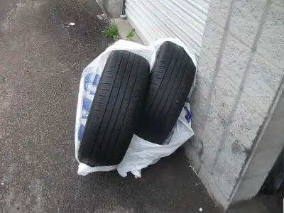 2 pneus été p-235-60-r-18 dunlop en bonne condition,peut faire 2 été.prix $60.00.tél:514-946-1824,me...