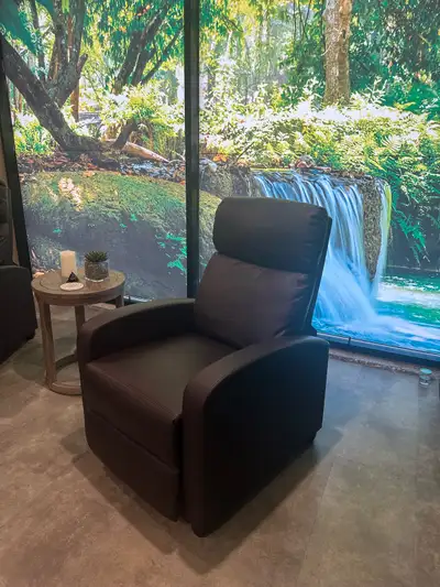 Recliner chair - Fauteuil inclinable, View more