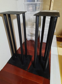 Speaker Stand - solid metal with carpet supports