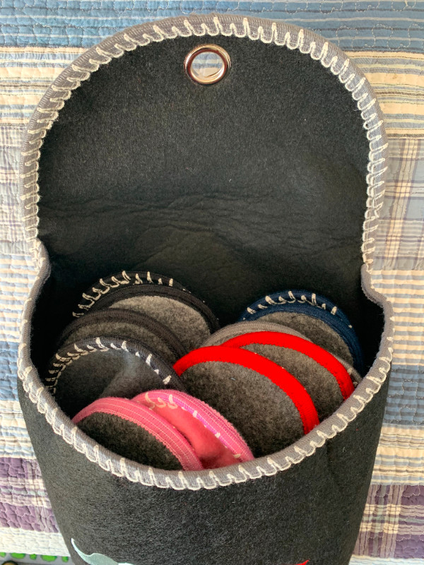 NEW - 6 PAIRS NON-SLIP SLIPPERS WITH HOLDER in Other in Gatineau - Image 2