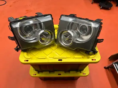 Range rover 2003 HSE Right and left front headlamp assembly with bulbs and control unit part number...