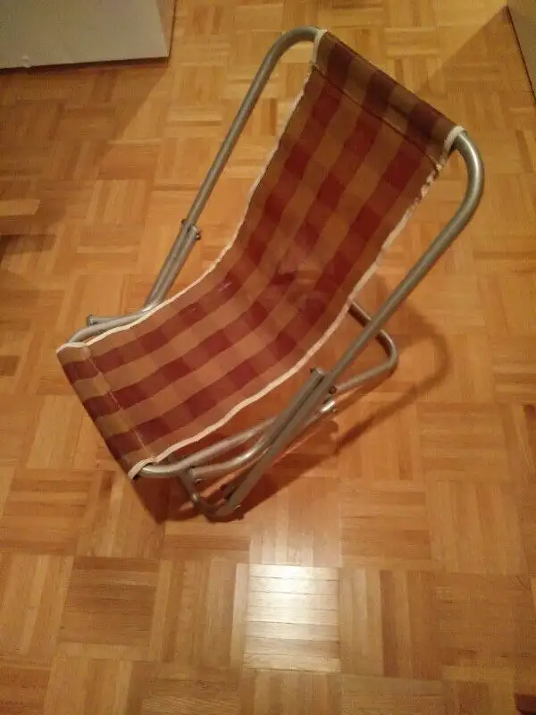 Chaise enfant années 1960 et chaise de jardin 1950 antiquités in Arts & Collectibles in Longueuil / South Shore - Image 5