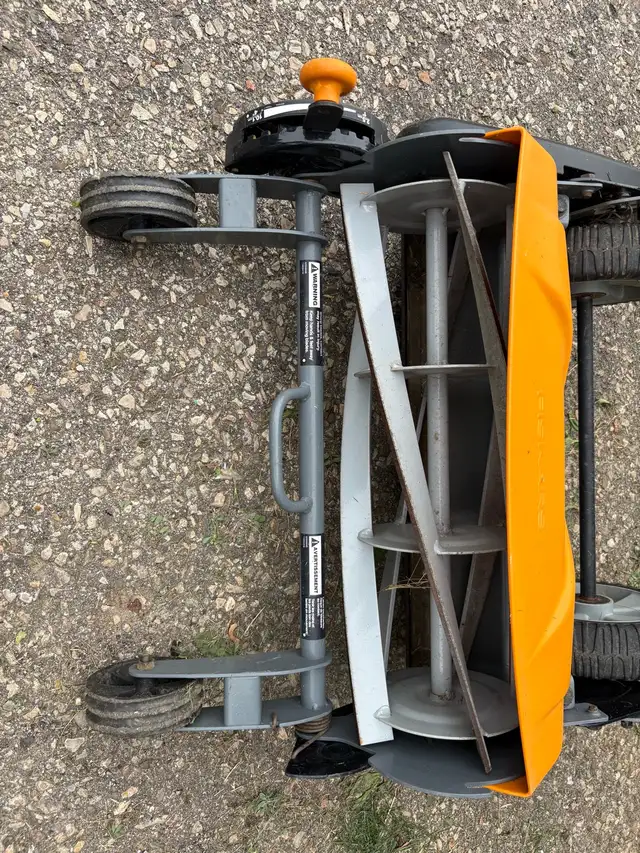 Fiskars Push Mower519880099234457603