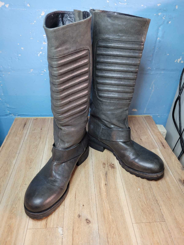 Vic ladies riding boots , made in Italy size 7, padded front and in Women's - Shoes in Windsor Region - Image 2