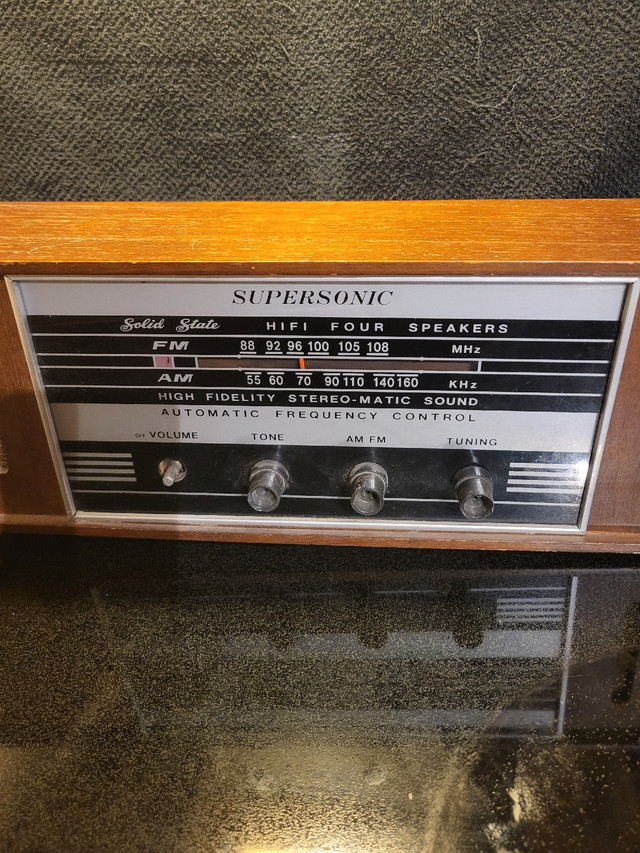 Vintage Stereo Radio in General Electronics in City of Toronto - Image 2