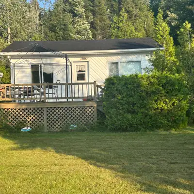 Chalet Bord de l’eau ,Lac Clair. Situé à Ste Perpétue de L’Islet à 1h 45 de Québec . Lac paisible av...