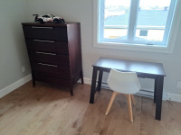 Bureau de travail et chaise