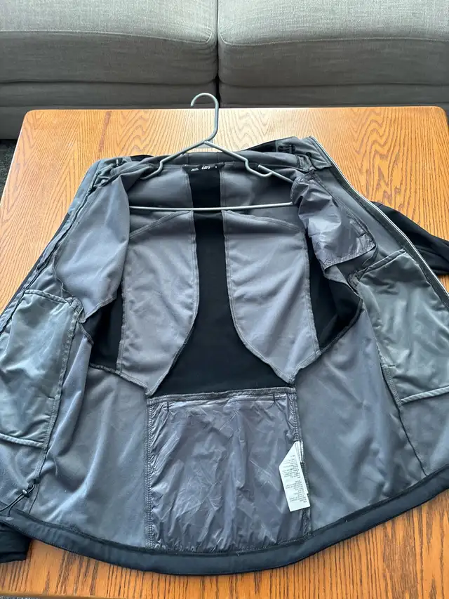 women’s LG jacket in Women's - Tops & Outerwear in Ottawa - Image 4