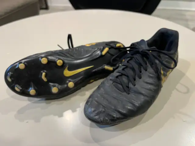 Nike Tiempo Soccer Cleat - Size US 8 in Soccer in Winnipeg - Image 3