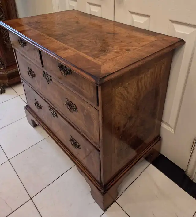 Early 18th Century Walnut Chest of Drawers in Hutches & Display Cabinets in City of Toronto - Image 3