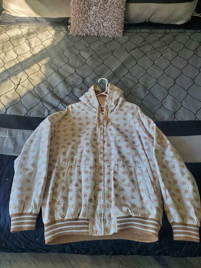 Blue Jay's jacket in Men's in Oshawa / Durham Region - Image 2