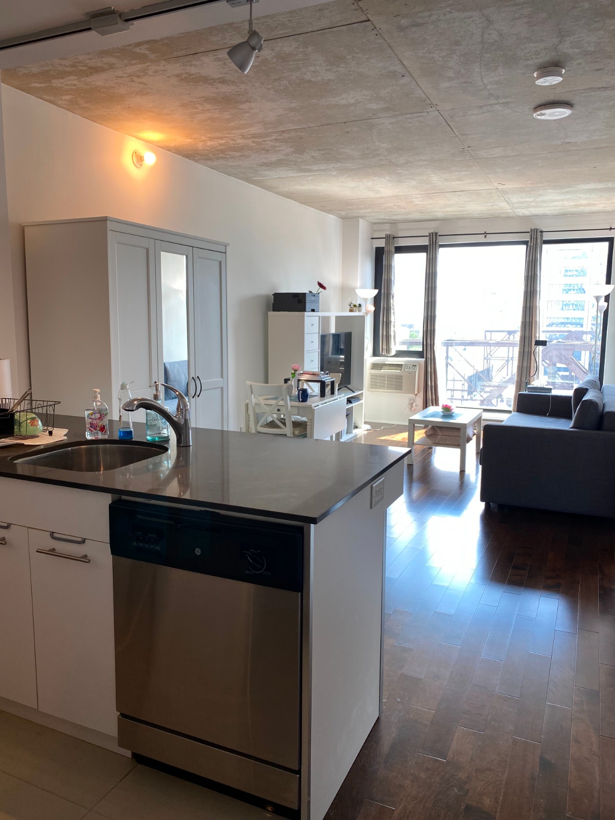 IDEAL LOCATION Beautiful 1-bedroom Condo in Downtown — photo 2