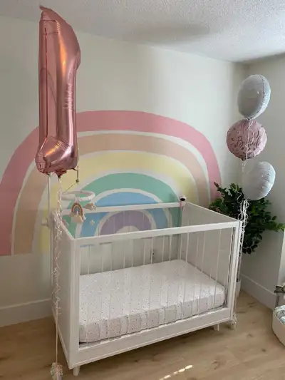 Beautiful, modern crib in excellent condition – like new! This is the stunning Sloan Acrylic Crib in...