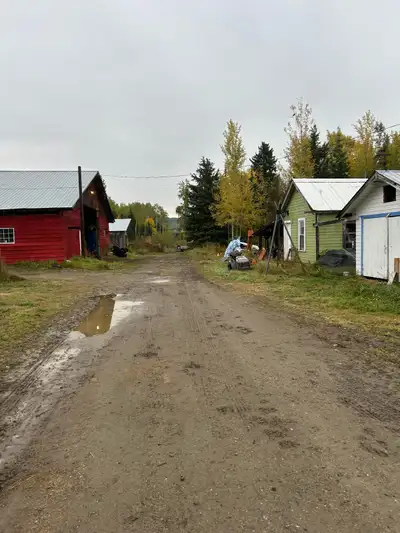 Newly renovated Bedroom in large house with kitchenette for personal use available. Shared bathroom....