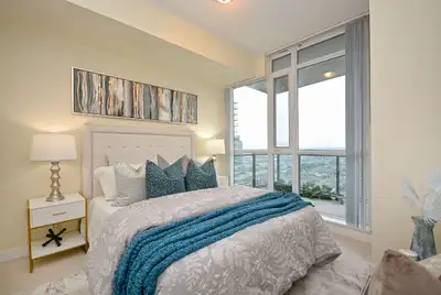 1 bed spacious condo unit in square one