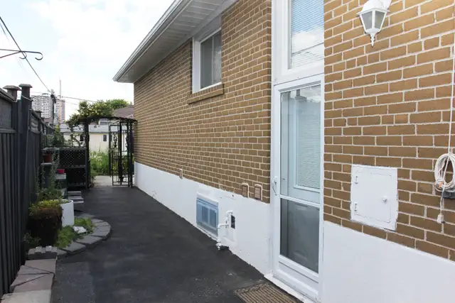 1 Large room to rent @ Finch & Weston road Sep 1-2026 in Room Rentals & Roommates in City of Toronto - Image 4