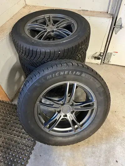 225/65/17 Michelin X-ICE SUV winter tires on Envy wheels. Came off a 2023 Toyota RAV4 Limited. Used...