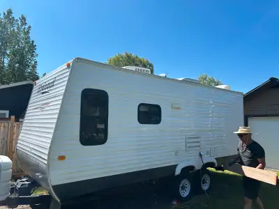 Perfect for family - sleeps 6 New flooring, new rubber roof, new tires Oak framed cabinet doors Wall...
