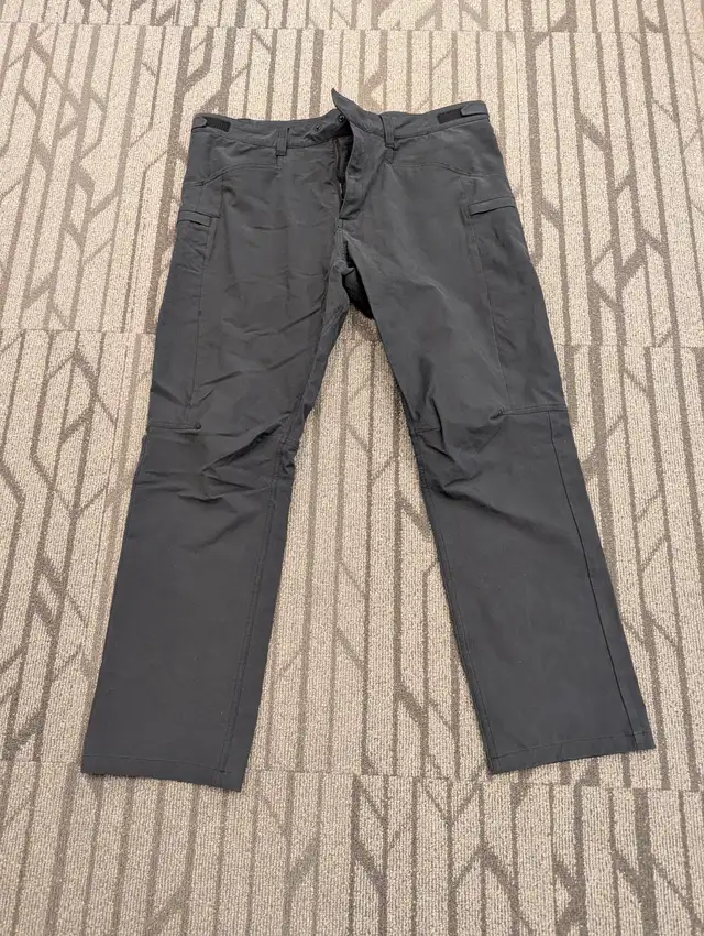 Black Ten Thousand Tactical Pants 38/31 Worn Once in Men's in Kingston - Image 2
