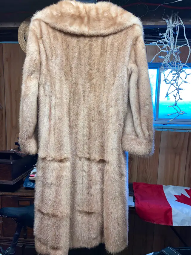 Classic Mink Coat in Women's - Tops & Outerwear in Kawartha Lakes - Image 3